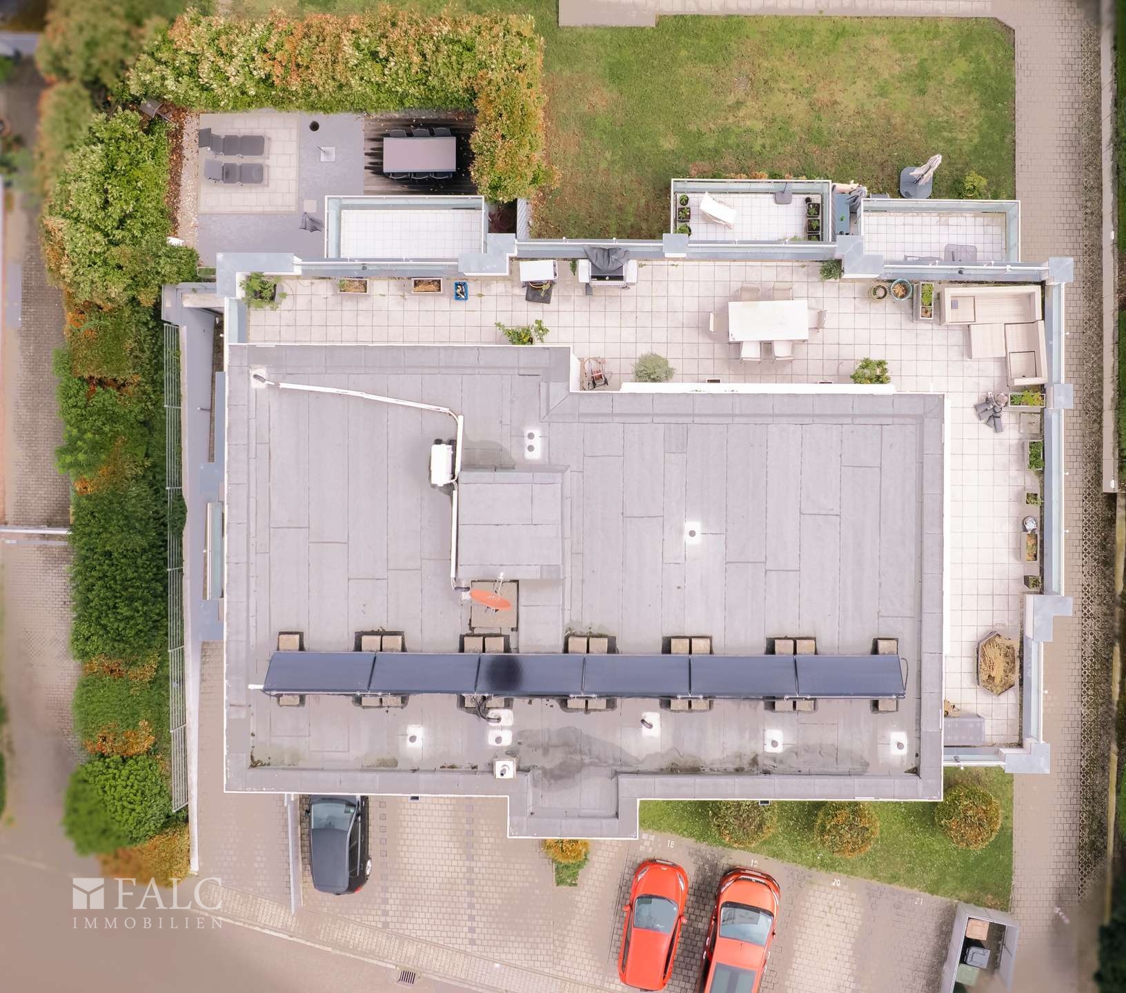 Haus, Terrasse und Stellplatz